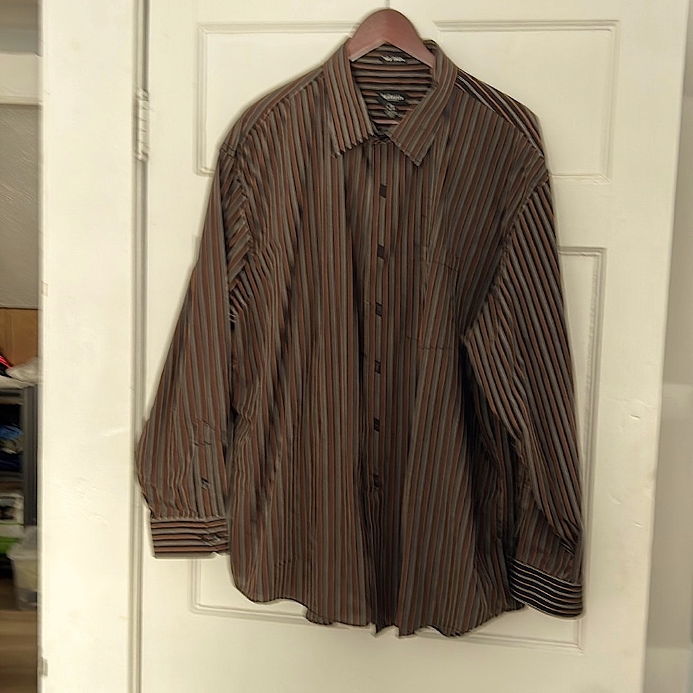Van Heusen men’s shirt, long sleeve, striped browns,size XXL (18 to 18 1/2 neck)